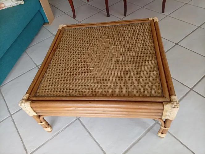 Mesa de centro em madeira e vime com tampo de vidro