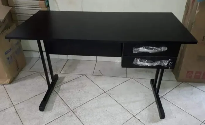 Mesa tipo escrivaninha para escritório ou estudos