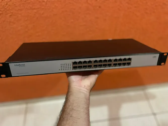 Switch Intelbras 24 portas SF 2400 QR+ Wireless 10/100