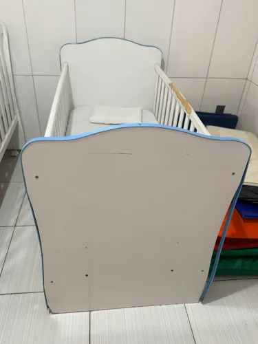 Vendo 2 berços R$ 100.00 cada colchões de berço R& 50.00 cada 1 retrô projetor novo