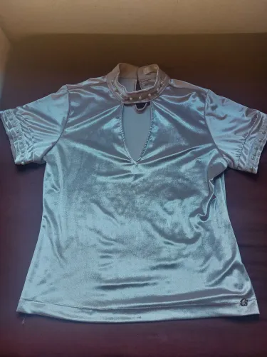 blusa Carmen Steffens com pérolas