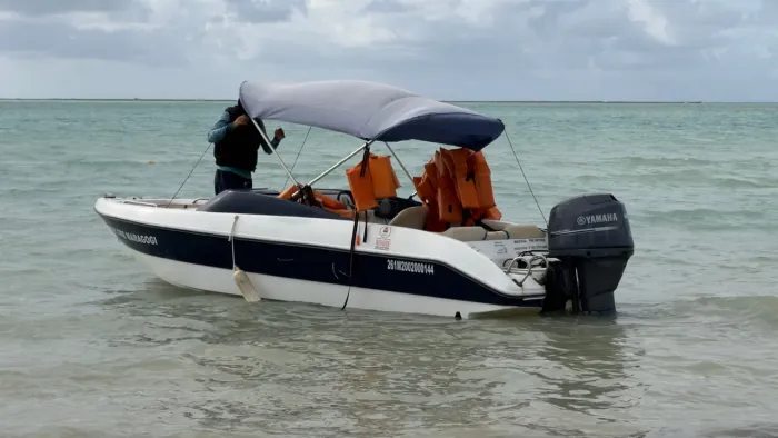 Lancha Miami 7 + 1 com motor 60HP Yamaha 4 Tempos