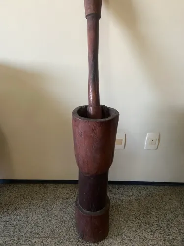Pilão Antigo de Chão em Madeira Maciça com Socador