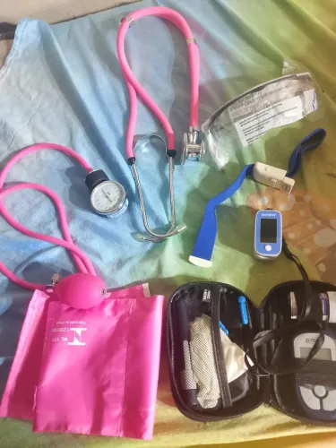 Kit com glicocímetro oxímetro estetoscópio completo novo