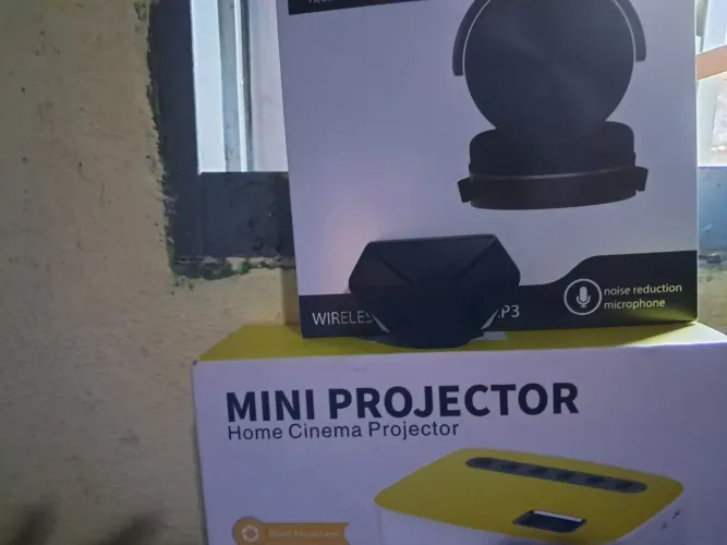 Vendo mini projetor novo e dois fones de ouvido r$ 60