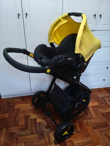 Carrinho com bebê conforto e base safety