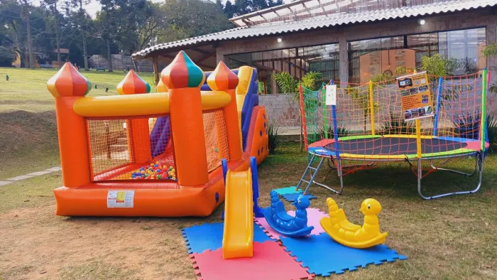 Tobogã com piscina de bolinhas