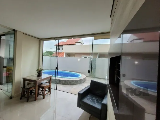 Casa com 3 quartos, 1 suíte, lareira 2 vagas no bairro Hípica, Porto Alegre/RS