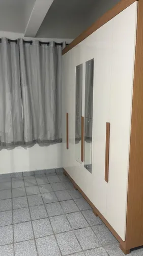 guarda roupa semi-novo