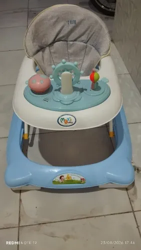 Andadeira infantil com regulagem de altura 
