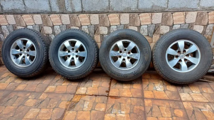 Rodas Hilux aro 16 em ótimo estado de conservação