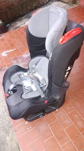 Cadeira bebê para carro de 0 a 25 kilos super conservada 270 reais 