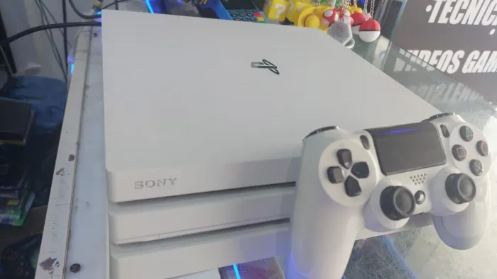 PS 4 pro branco com controle branco