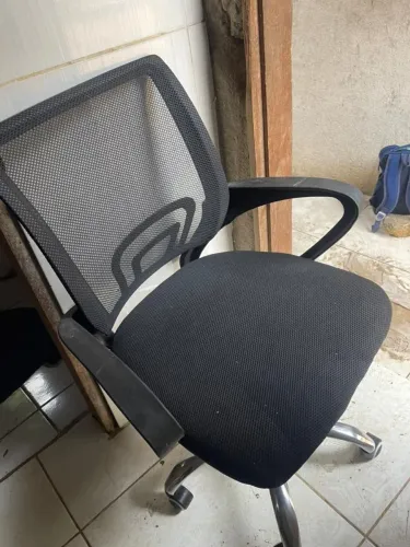 Cadeira de escritório semi nova