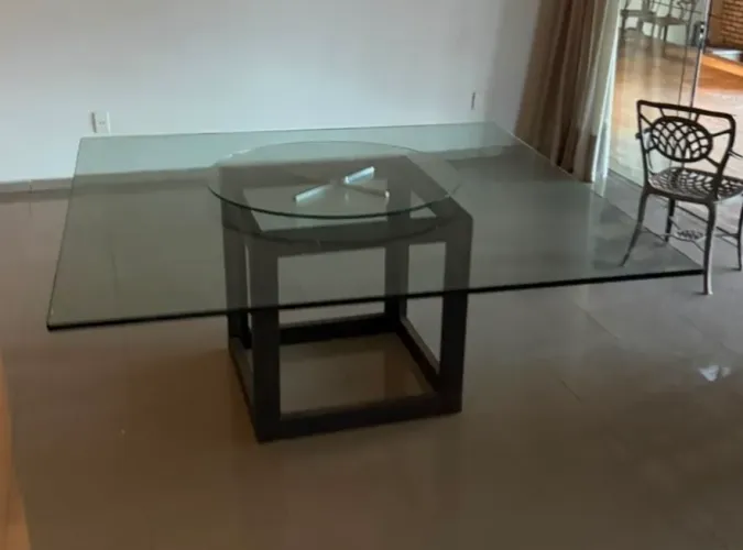 Mesa de jantar para 8 pessoas, base em ferro com tampo em vidro quadrado