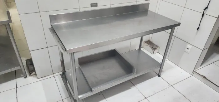 Bancada em inox com prateleira