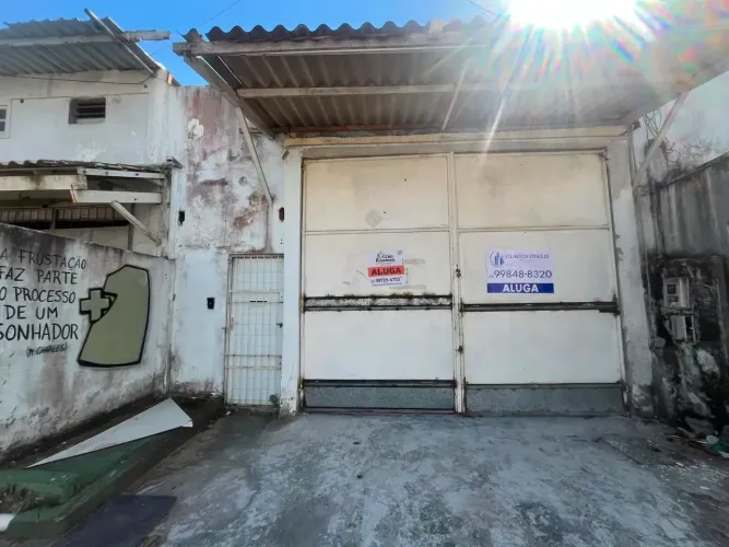 Imóvel para aluguel possui 300 metros quadrados em Alto Cajueiros - Macaé - RJ