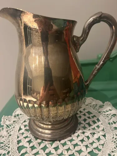 Jarra para água ou suco em metal prateado marca Bellini.