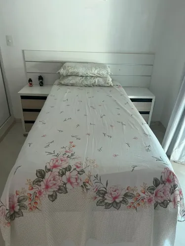 Cama solteiro com criado mudo