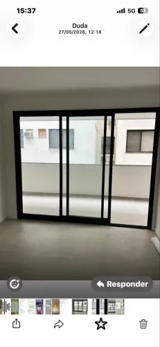 Porta de vidro com metal preto