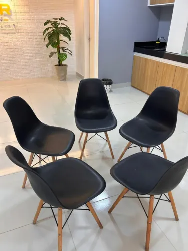 Cadeiras EAMES PRETAS com pés de madeira