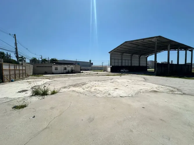 Área de 8000m² com escritório e galpão de 500m²
