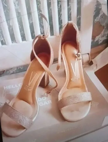 Sandália salto brilhante 