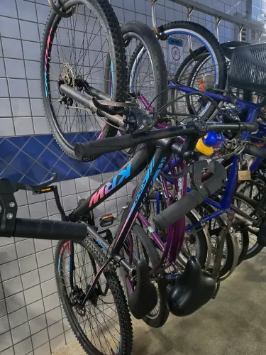 Bicicleta aro 29 KWR alumínio Shimano suspensão freio a disco preto e rosa