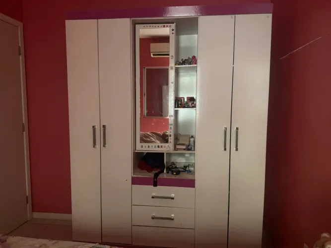 Guarda roupa rosa grande