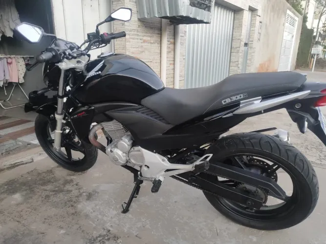 CB 300 - BAIXO KM E TODA REVISADA