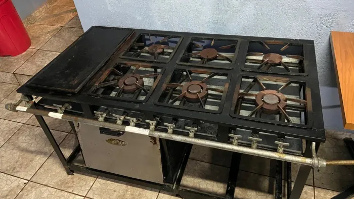 Fogão 6 bocas com forno e chapa Cristalaço