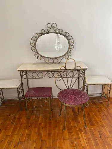 Seis Peças em metal para quarto
