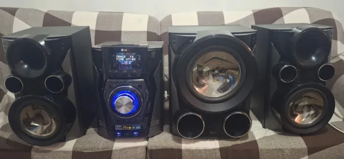 Lindo Som LG - Muito Potente e Conservado - Bluetooth, USB, karaoke