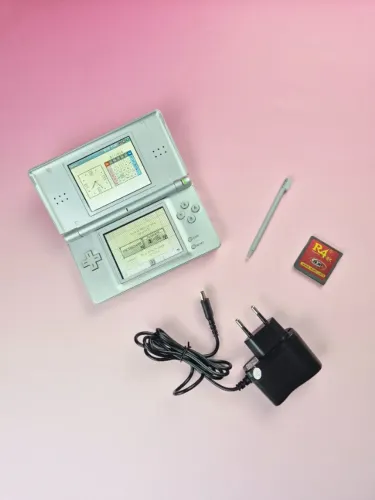 Nintendo DS Lite Cinza + Cartucho R4 Lotado de Jogos 
