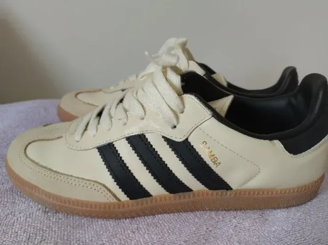 Tênis Adidas Samba 36 feminino com detalhes dourados quase nunca usado