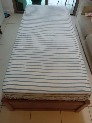 Cama de solteiro em madeira maciça com 3 gavetas + colchão de molas 