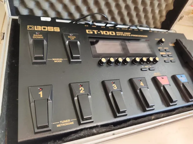Pedaleira Boss GT100 com fonte original e hardcase