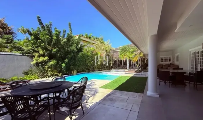 Linda casa no condomínio Malibu