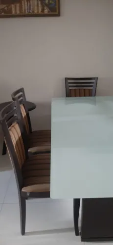 Mesa de jantar com tampo de vidro e base de madeira