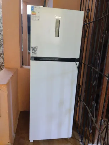 Refrigerador marca Midea de 347 litros, com alguns meses de uso. Valor de R$ 1.500,00