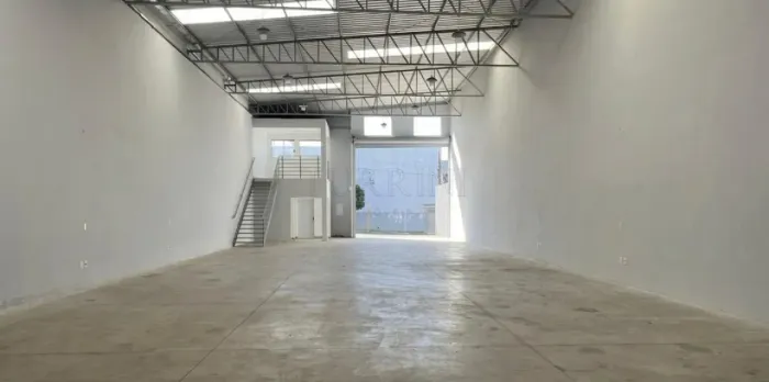 Galpão comercial para locação no bairro Jardim Contorno em Bauru-SP.