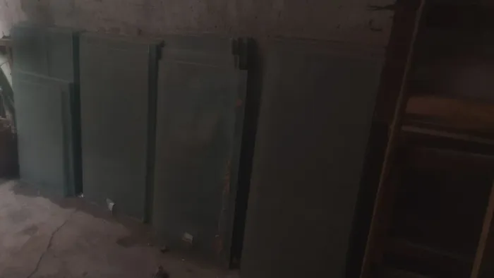 Vendo bandejas de vidro tenho 80 peças tamanhos variados 90cm a 1 metro