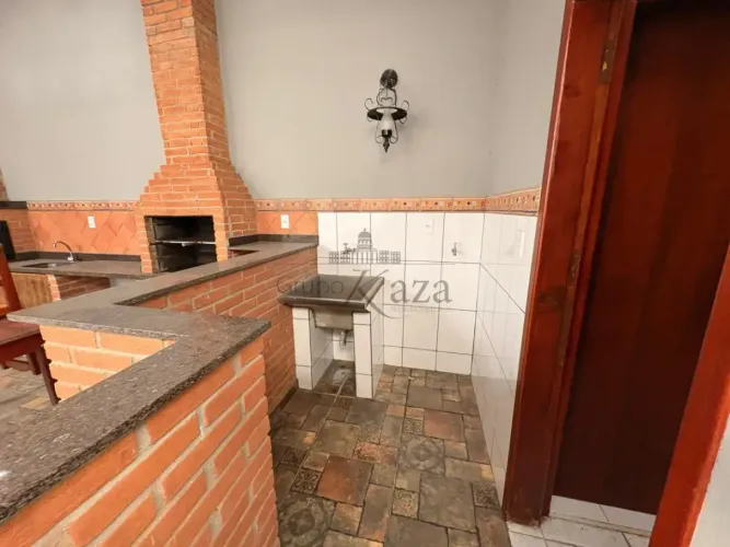 Oportunidade - Casa Térrea - Jardim Satélite - 4 Dormitórios - 250m².