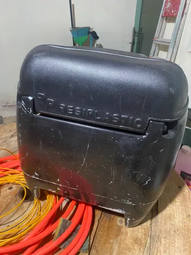 Baú para entrega de moto muito bem conservado 90 litros
