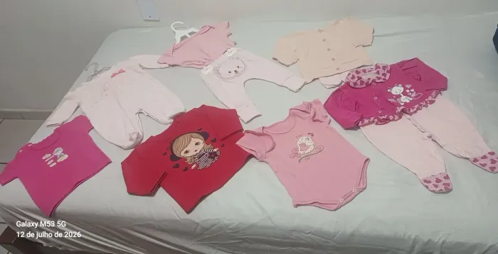 Lote de bebê menina tamanho P e M ótimo estado são 9 peças, 2 macacãoes, 2 body 1 casaco