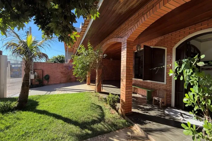Casa com 4 quartos para alugar no Centro de Cascavel
