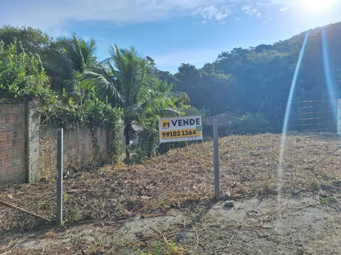 Terreno à venda no Sambaqui