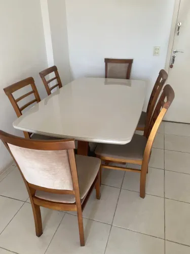 Mesa de 6 lugares e cadeiras de madeira