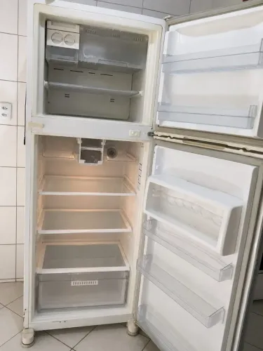 Geladeira semi nova