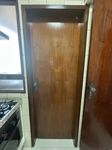Vende duas portas, uma de 2.10 por 60 e outra de 2.10 por 80